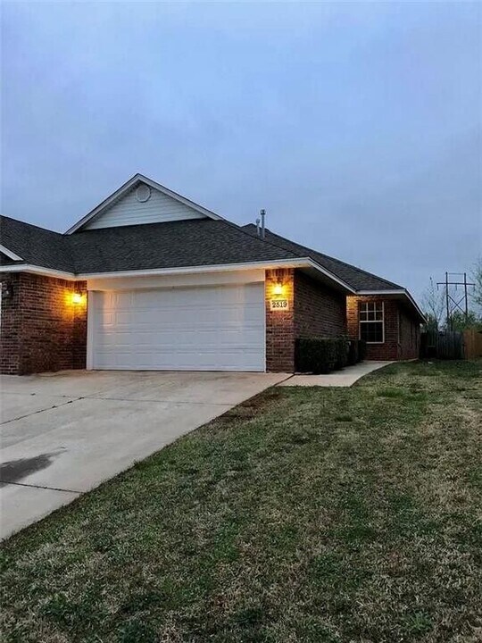 2517 W Oklahoma Ave in Guthrie, OK - Foto de edificio