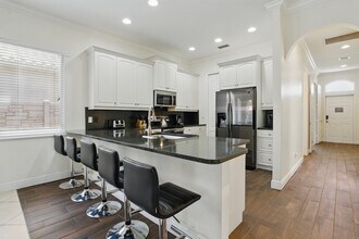 555 93rd Ave N in Naples, FL - Foto de edificio - Building Photo