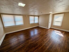 210 N Ash Ave in Independence, MO - Building Photo - Building Photo