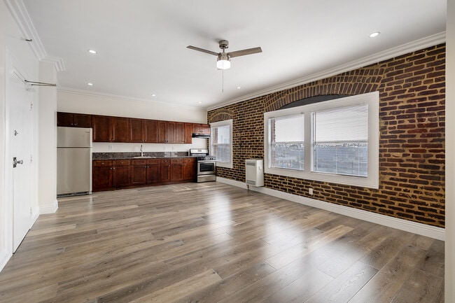 New Hampshire Manor in Los Angeles, CA - Building Photo - Interior Photo