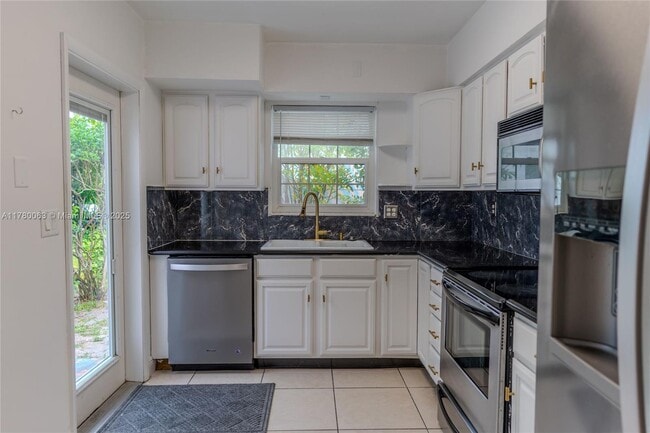 2610 NE 18th Ter in Lighthouse Point, FL - Building Photo - Building Photo