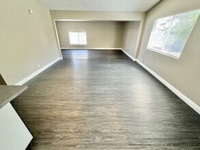 6323 Silverfield Dr in Las Vegas, NV - Building Photo - Building Photo