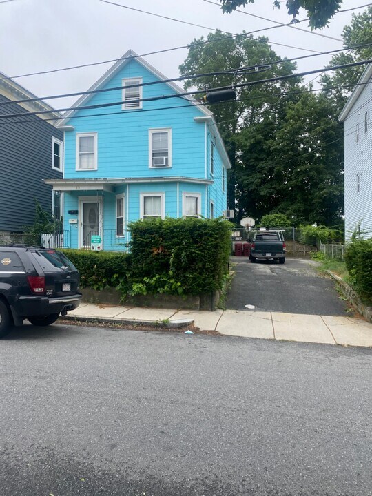 39 Saint James St, Unit 1 in Lowell, MA - Building Photo