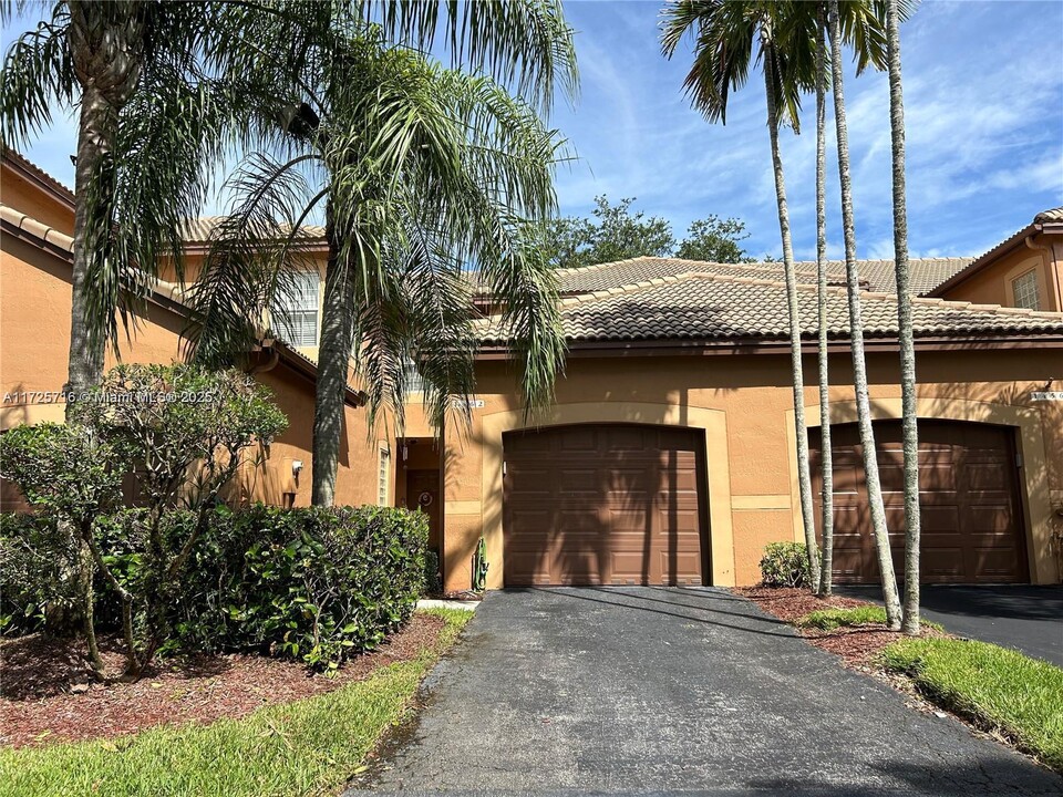 1462 Veracruz Ln in Weston, FL - Building Photo