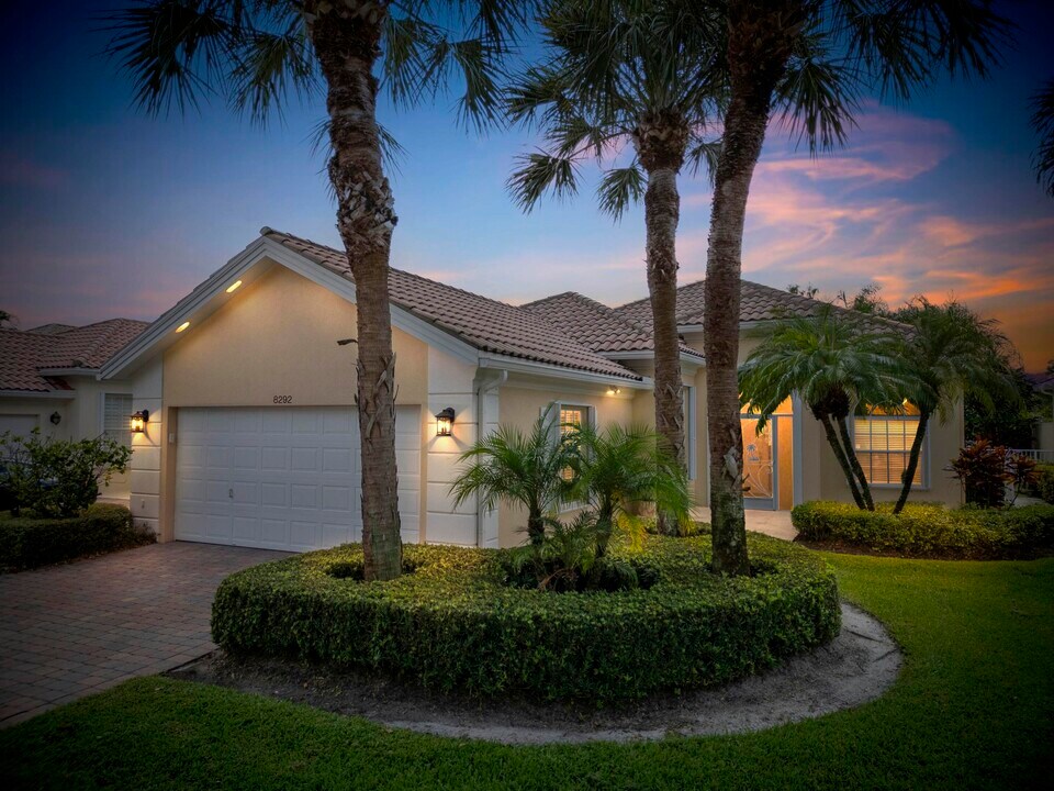 8292 Dominica Pl in West Palm Beach, FL - Building Photo