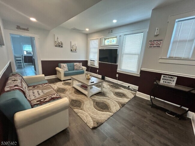 142 Mapes Ave in Newark, NJ - Foto de edificio - Building Photo