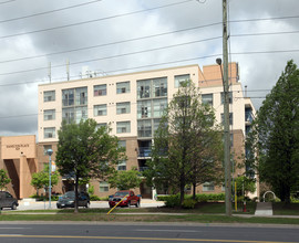 Hamilton Place in Newmarket, ON - Building Photo - Building Photo