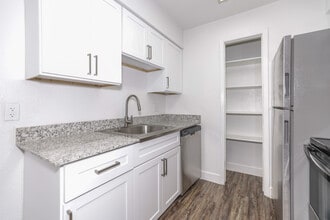 Cedar Lane Apartments in Tulsa, OK - Building Photo - Interior Photo