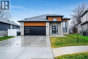 241 Robinson Ave in Essex, ON - Building Photo