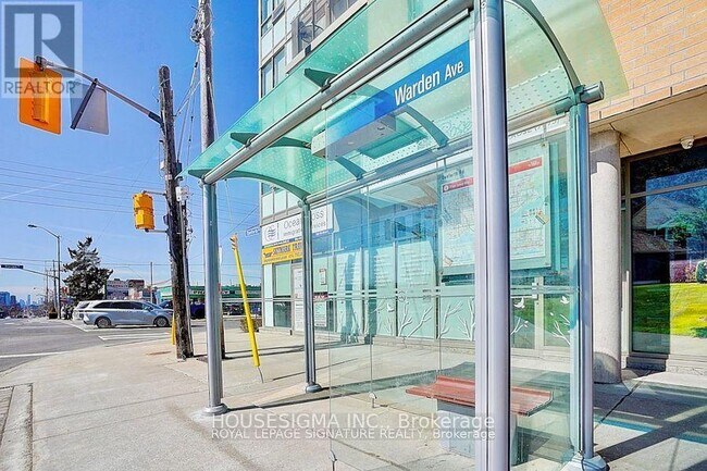 3520 Danforth Ave in Toronto, ON - Building Photo - Building Photo