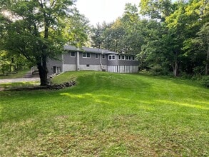 422 Stanford Rd in Millbrook, NY - Building Photo - Building Photo