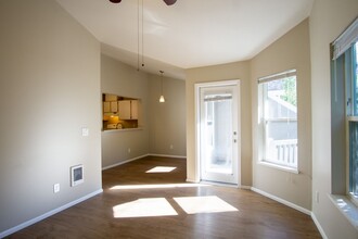 245 SW Hooker St in Portland, OR - Foto de edificio - Building Photo