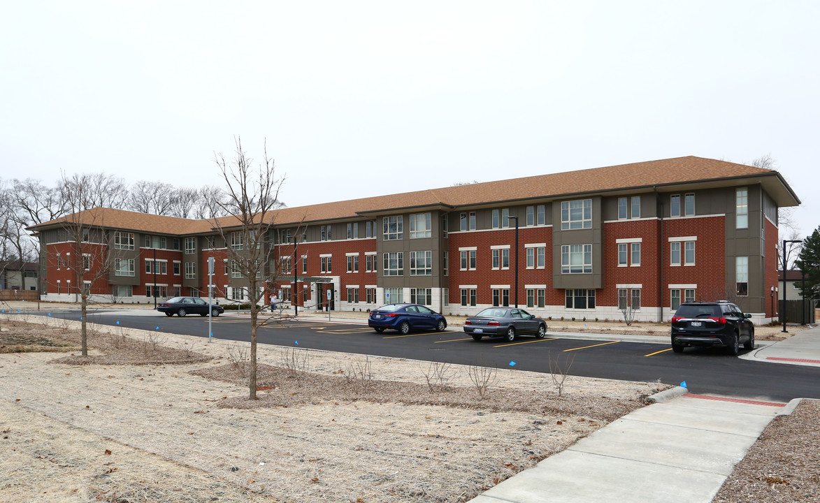 Philhaven in Arlington Heights, IL - Building Photo