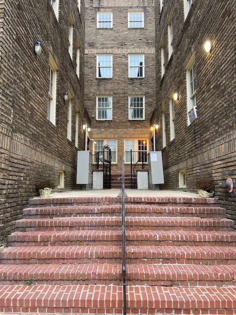 2511 Eutaw Pl, Unit 402 in Baltimore, MD - Foto de edificio