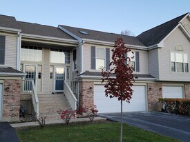 2765 S Cedar Glen Dr in Arlington Heights, IL - Building Photo