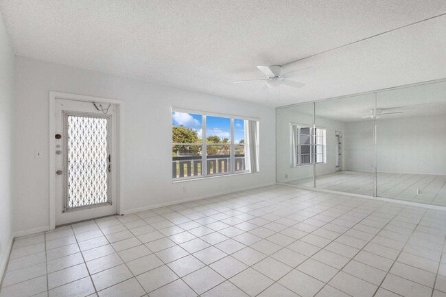 304 Imperial Ct in West Palm Beach, FL - Building Photo - Building Photo
