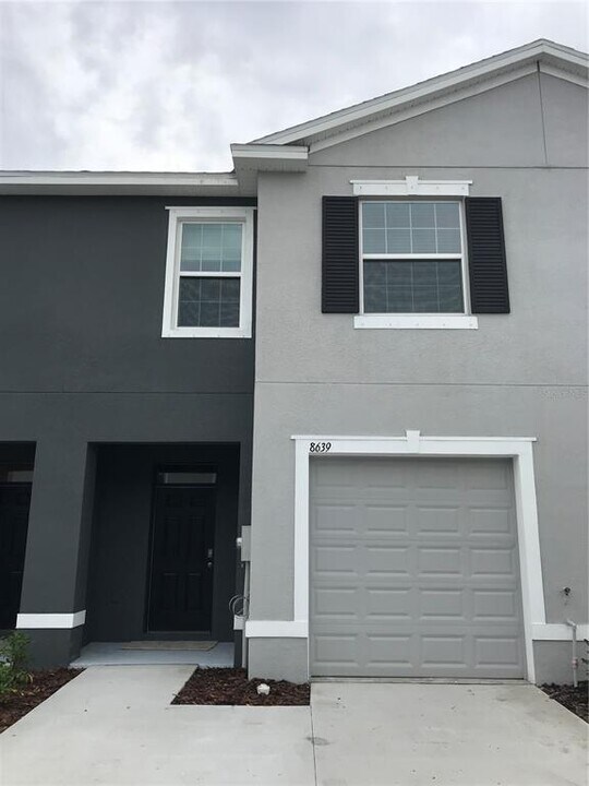 8639 Falling Blue Pl in Riverview, FL - Building Photo