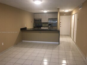 555 NE 123rd St in North Miami, FL - Foto de edificio - Building Photo