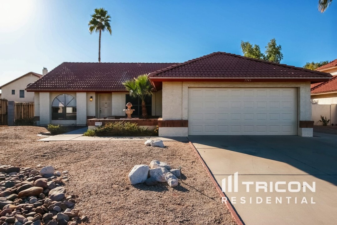 7743 W Dreyfus Dr in Peoria, AZ - Foto de edificio