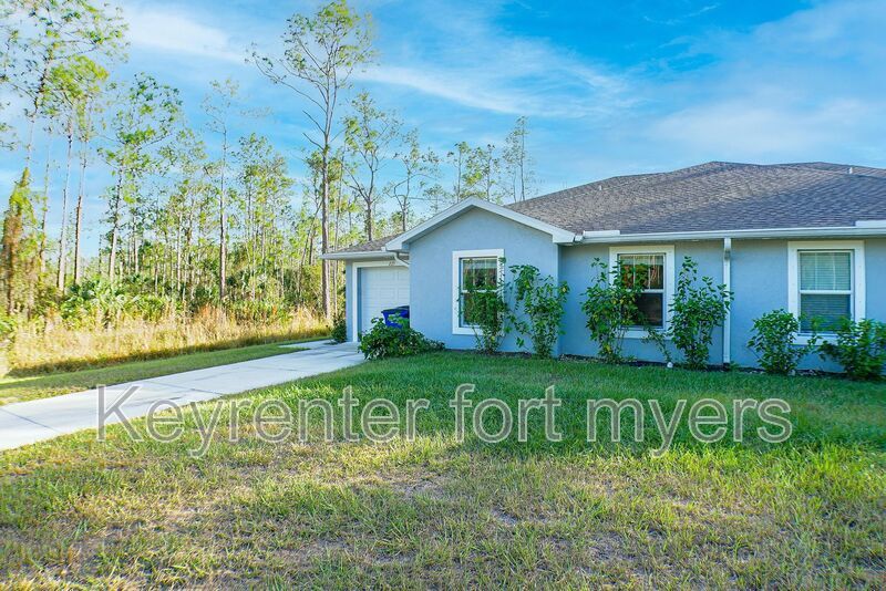 225 Rogers St in Lehigh Acres, FL - Building Photo