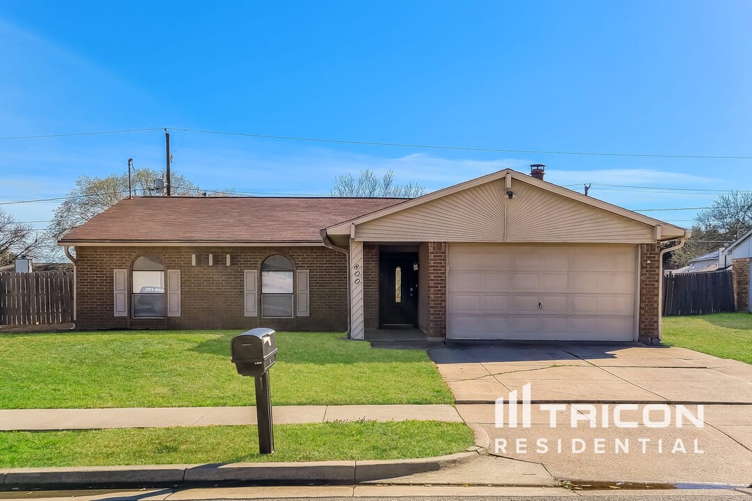 800 Levelland Dr in Arlington, TX - Building Photo