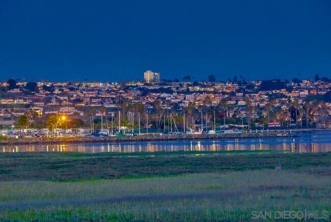 3997 Crown Point Dr in San Diego, CA - Building Photo - Building Photo