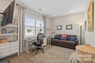 305 Hemlock Bluff Ct in Stanley, NC - Foto de edificio - Building Photo