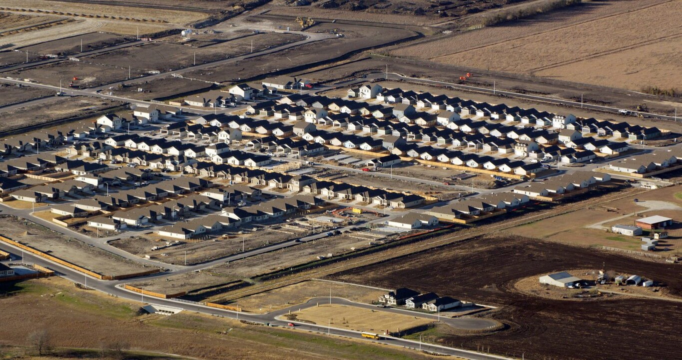 Lennar at Navarro Ranch in Seguin, TX - Building Photo