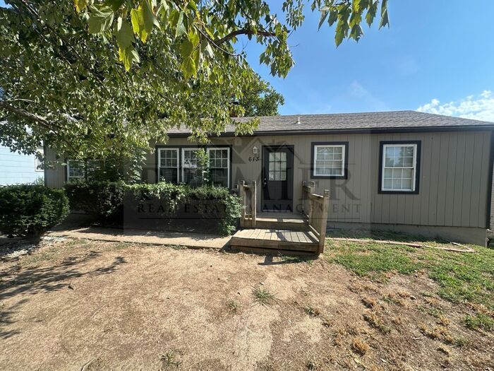613 N Sunset Dr in Independence, MO - Building Photo