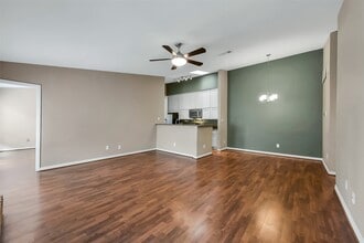 2425 Augusta Dr in Houston, TX - Foto de edificio - Building Photo