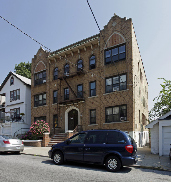 407 Woodstock Ave in Staten Island, NY - Foto de edificio - Building Photo