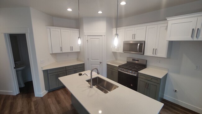 4608 W Hemsworth Ln in Riverton, UT - Building Photo - Building Photo