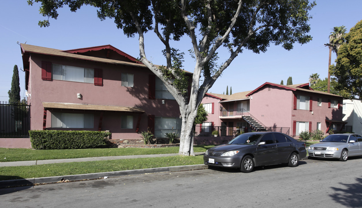 1001 S Malden Ave in Fullerton, CA - Foto de edificio