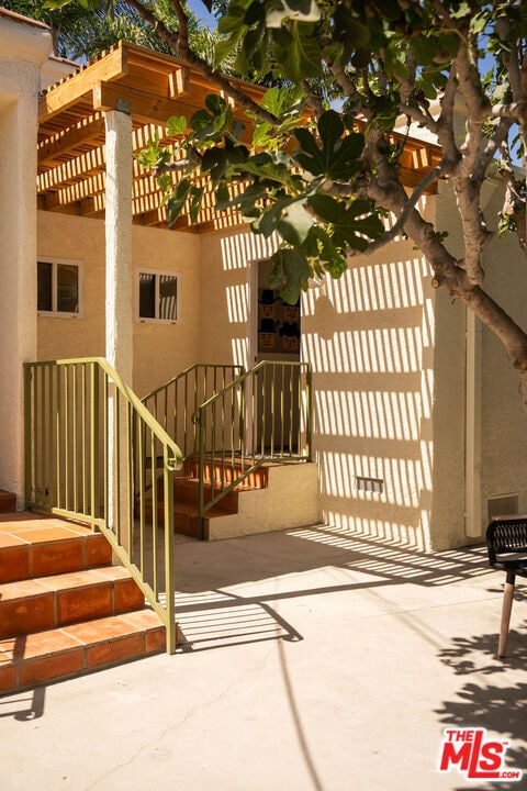 2302-2302 Pisani Pl in Los Angeles, CA - Building Photo - Building Photo
