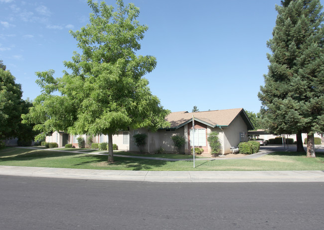 Dinuba Manor Apartment in Dinuba, CA - Building Photo - Building Photo