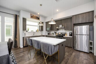 5815 Fairdale Ln in Houston, TX - Building Photo - Building Photo