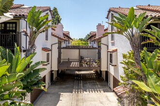 Villas Mallorca in La Jolla, CA - Foto de edificio - Building Photo