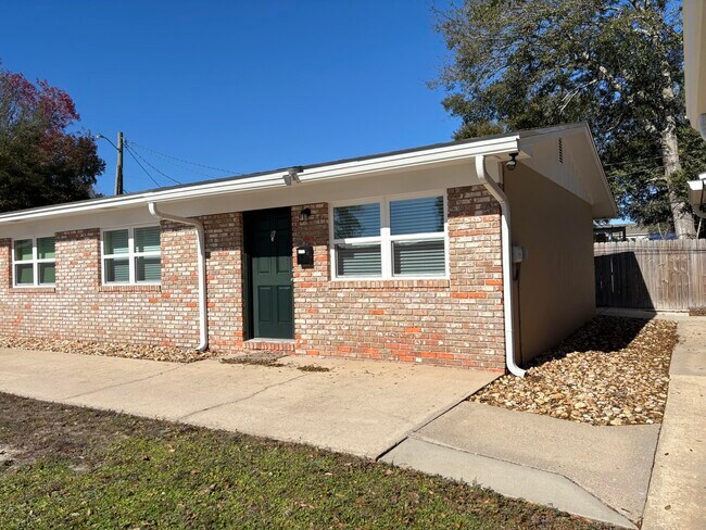 715 Greenwood St in Fort Walton Beach, FL - Foto de edificio - Building Photo