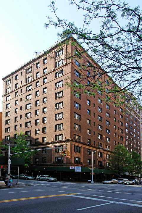 590 West End Ave in New York, NY - Building Photo