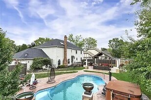 23917 Stonehedge Dr in Westlake, OH - Building Photo