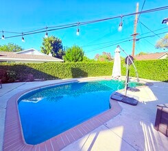 6424 Penfield Ave in Woodland Hills, CA - Building Photo - Building Photo