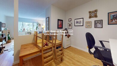 19 Central St, Unit 15 in Somerville, MA - Foto de edificio - Building Photo