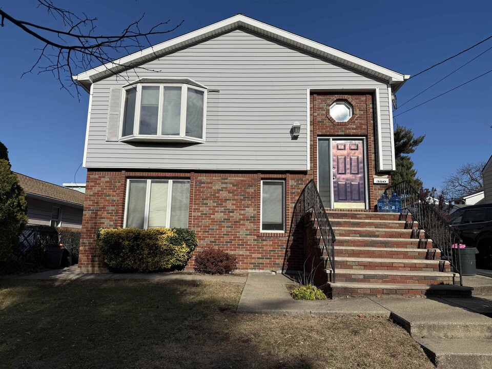 350 Centre Ave in Secaucus, NJ - Building Photo