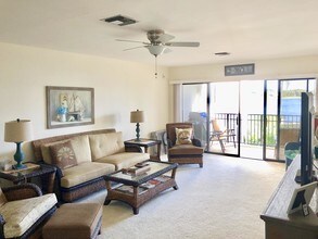 1630 Seaway Dr-Unit -209 in Fort Pierce, FL - Foto de edificio - Building Photo
