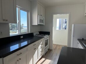 511 Ocean Front Walk in Venice, CA - Building Photo - Building Photo