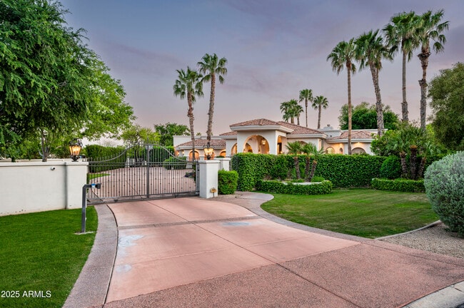 6649 E Berneil Dr in Paradise Valley, AZ - Foto de edificio - Building Photo