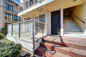 15 Spinnaker St, Unit 1 in Marina Del Rey, CA - Building Photo - Building Photo