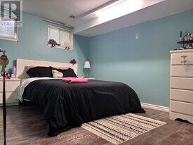 35 Cairnside Crescent in Toronto, ON - Building Photo