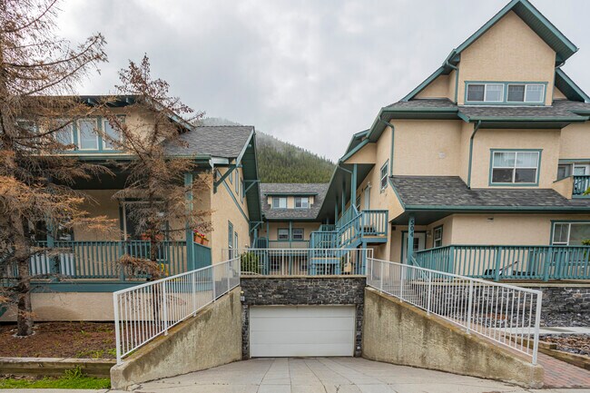 506 Banff Av in Banff, AB - Building Photo - Building Photo
