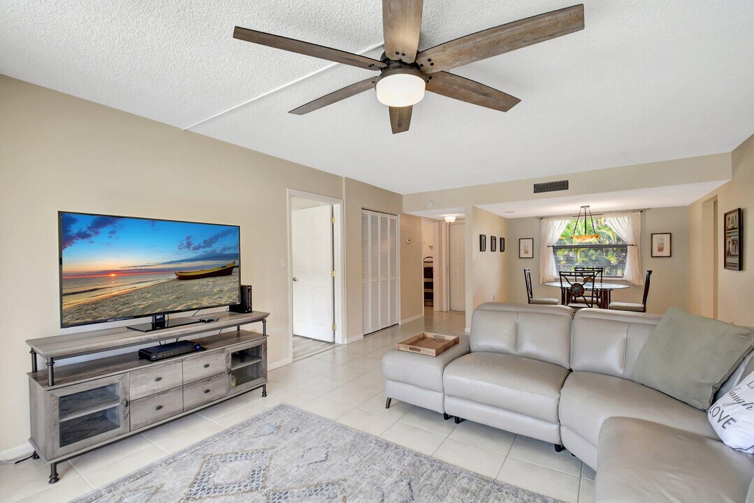 2424 N Federal Hwy in Boynton Beach, FL - Building Photo